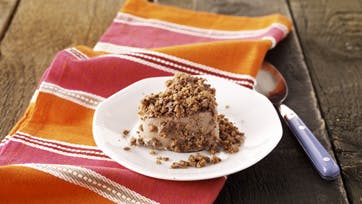 Cremet chokoladeparfait med knasende Daim