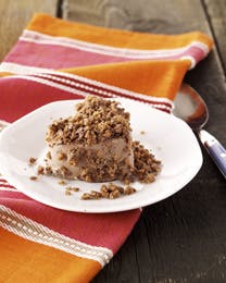 Cremet chokoladeparfait med knasende Daim