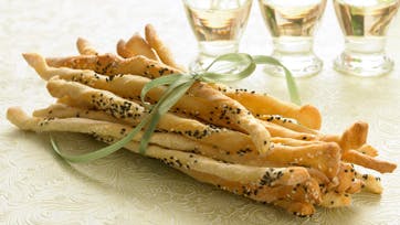 Sprøde italienske grissini med sesam og nigellafrø
