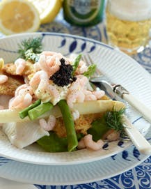 Stjerneskud med rødspættefilet, rejer og hvide asparges