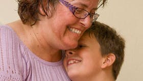 Kristian blev rørt og gav sin mor et ordentligknus. Foto: Finn John Carlsson