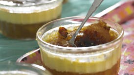 Sød og syrlig dessert: Crème brûlée med mango og lime
