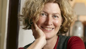 Der er masser af hjerterum i det lille bondehus, som danner base for Familie Journals nye brevkasseredaktør Birgit Skram. Foto: Birger Storm