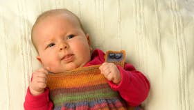 Babystrik: baby i stribet spencer