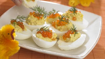 Fyldte æg med cremet karrymos og lakserogn