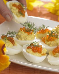 Fyldte æg med cremet karrymos og lakserogn