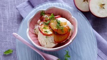 Vaniljeparfait med æbler i sweet chilisauce