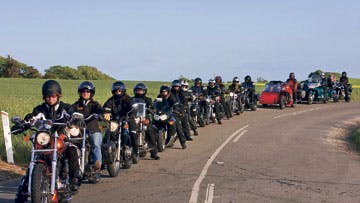 Sådan kører motorcykelkvinder på landevejen ? uden slinger i valsen og med højre hånd på gashåndtaget.