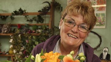 Den tidligere kostald er nu rammen om Ingrids blomsterværksted. Det er her, hun bl.a. binder sine imponerende buketter.