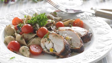 Saftige kalkunruller med flødeost og bacon med pastasalat