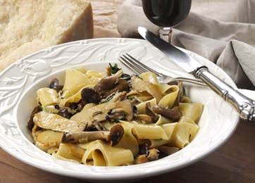Papardelle med svampemiks og cremet flødesovs