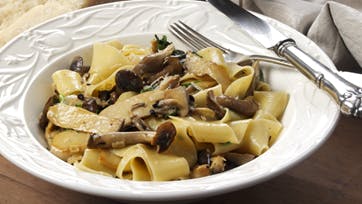 Papardelle med svampemiks og cremet flødesovs