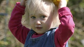 Astrid er helt med på at kranse sig ? hellere detend at have mor i hælene medden evindelige solhat! Foto: Anne-Marie Øby