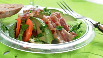 Nem forret: Avocado-snitter med tomat og bacon