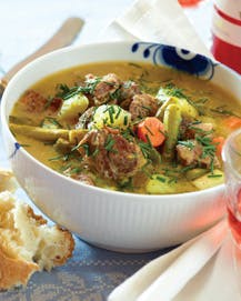 Smagsfuld kalvefrikassé med grøntsager og hvidvin