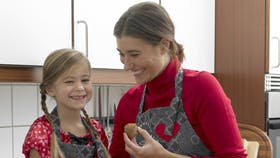 Hold øje med Familie Journals Facebook-profil: Vi udlodder designerens egne forklæder i løbet af kort tid