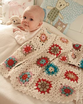 Hæklet babytæppe med mønstrede firkanter