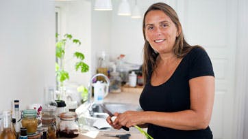 Der er inspiration fra mange steder i verden, når Anne går i køkkenet. Foto: Gregers Kirdorf