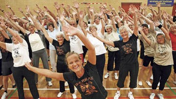 Motionisterne i ?Idræt for alle? elsker Vibeke Dalby, som var ved at dø for øjnene af dem. De er glade for, at hun er her endnu til at ?hundse? rundt med dem