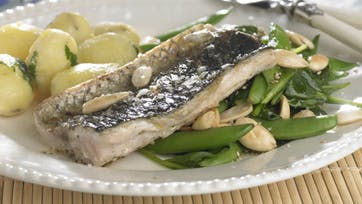 Grillstegt multe med spinat og sesambønner