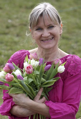 Tonie Ørvad Andersen er mor til tvillinger på tre - og til en frodig og lettere forpjusket have.Fotos: Anne Marie Øby