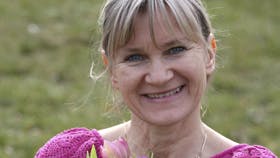 Tonie Ørvad Andersen er mor til tvillinger på tre - og til en frodig og lettere forpjusket have.Fotos: Anne Marie Øby