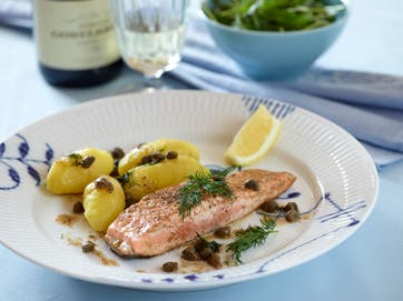 Laksesteak på pande med frisk smørsovs på kapers og dild