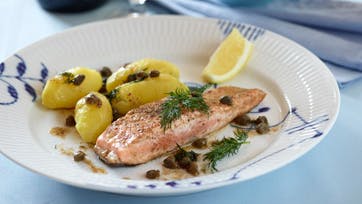 Laksesteak på pande med frisk smørsovs på kapers og dild