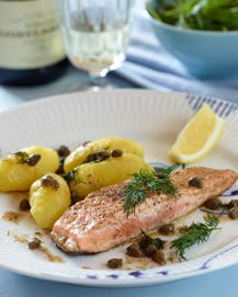 Laksesteak på pande med frisk smørsovs på kapers og dild
