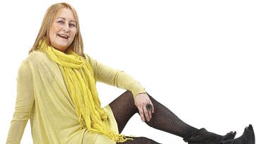 Kjole med drapering til 279 kr. og cardigan til 179 kr., begge fra H&M. Tørklæde fra Only til 79,95 kr. Strømpebukser fra Falke til 139 kr. og ankelstøvler fra My Favorites til 699 kr. Blomsterring fra Friis & Co. til 59 kr.