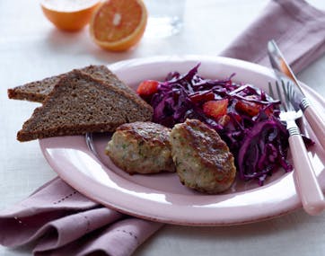 Krydderfrikadeller med rødkålsråkost