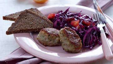 Krydderfrikadeller med rødkålsråkost
