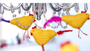 Søde strikkede haner i flotte farver til påske
