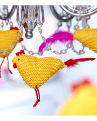 Søde strikkede haner i flotte farver til påske