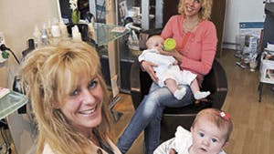 Ingers frisørsalon, hvor Kristina også er i lære, når hun ikke er på barsel. Forrest sidder Inger med Sophia og bagved sidder Kristina med sin Noa