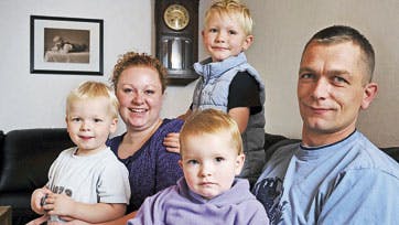 Dennis Bindzus, her omgivet af sin kone Vicky og deres tre børn, Mikkel i baggrunden og forrest tvillingerne Marinella og Magnus. Foto: Torkel Dyrting