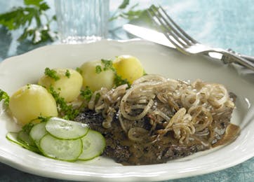 Stegt kalvelever med bløde løg og agurkesalat