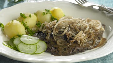 Stegt kalvelever med bløde løg og agurkesalat