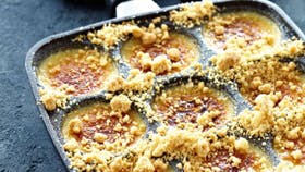 Crème brûlée i æbleskivepande med citrongræs