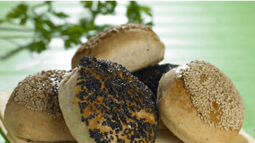 Hjemmelavede burgerboller med nigellafrø og sesam