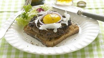 Klassisk pariserbøf med kapers og peberrod
