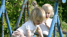 Astrid og Rose benytter enhver lejlighed til at komme over jordhøjde. Her er det fars stillads, der bruges som klatrestativ. Foto: Anne-Marie Øby