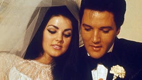 Han lagde sangstemme til bryllupssangen overdem alle, "Can?t Help Falling In Love". Hans egetbryllup med Priscilla var også storslået. Foto: All Over