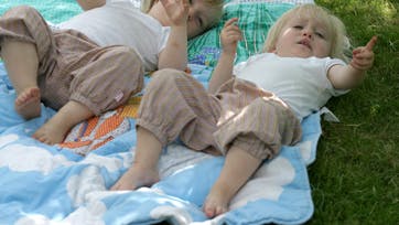 Astrid og Rose får sig en lille sommersnak om skyer og trækroner. Foto: Anne-Marie Øby m.fl.