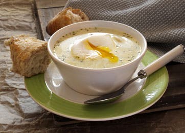 Fed og cremet grønkålssuppe med ristede bacontern