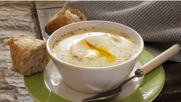 Fed og cremet grønkålssuppe med ristede bacontern