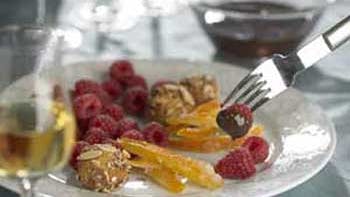 Festlig chokoladefondue med frugt og makroner