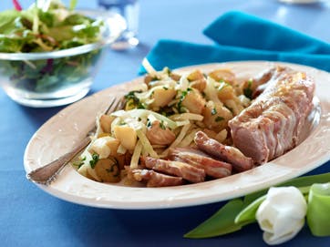 Svinemørbrad bacon med braiserede kartofler og urter