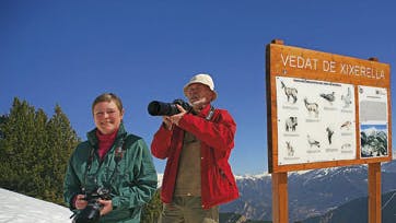 Dortes mand John er uddannet hortonom og arrangerer ?Flower Walks?, hvor han fortæller turisterne om den andoranske flora, mens Dorte lærer dem at stille skarpt på plantelivet. Foto: Jean Dominique Dallet