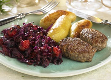 Kalkunfrikadeller med varm rødkålssalat